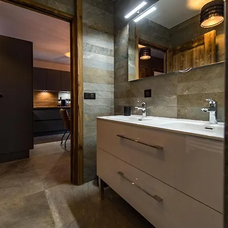 Neuf Traversant Avec Grande Terrasse Au Coeur Du Village - 6 Personnes Apartment